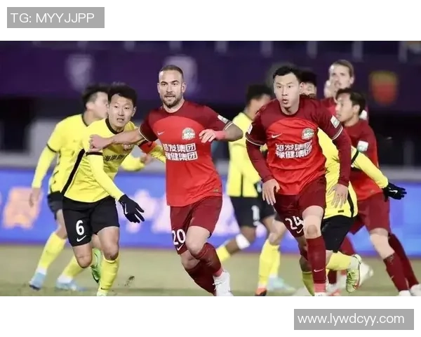 两大足球巨星赛场激烈互喷火药味十足引发球迷热议