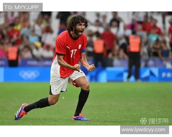 球星挑战极限踢巨型足球 震撼场面引爆全球体育热潮