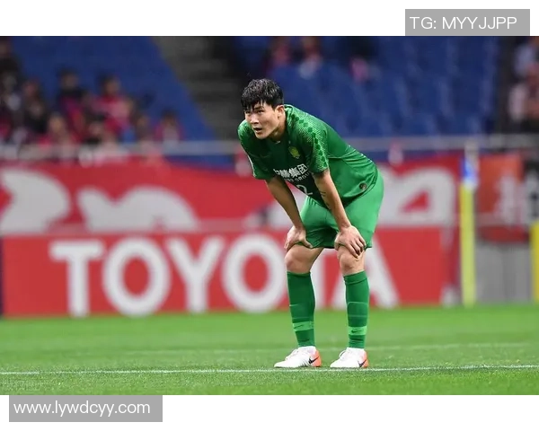 足球巨星亲自吹气蛋糕庆生 引发球迷热议与欢乐互动 足球巨星亲自吹气蛋糕庆生 引发球迷热议与欢乐互动