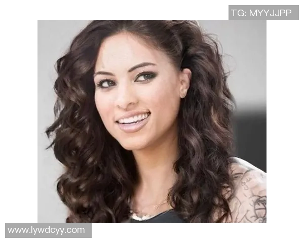 足球女神风采尽显：球星头像展示她们独特的魅力与自信